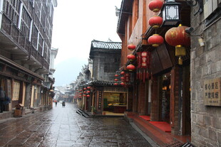 雨中古街 红灯笼点缀韵味