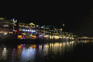 河畔夜景 璀璨灯火映水面