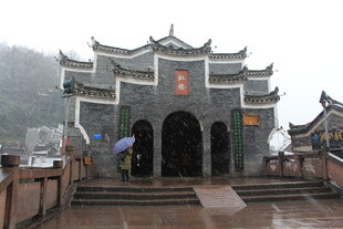 中式古建筑门楼雨中景致
