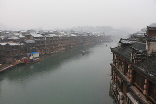 烟雨朦胧中的古城河岸