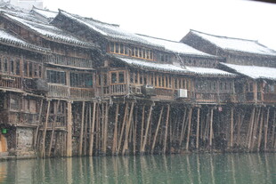 水上吊脚楼 古朴水乡景