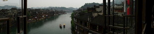 透过栏杆看城市河流景观