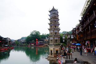 水乡古塔旁的热闹景致