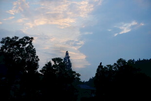黄昏下的山林与绚丽天空