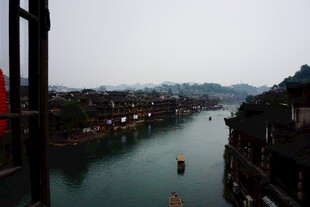 古镇河畔风光
