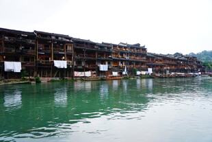 湘西水乡古建筑临水而立
