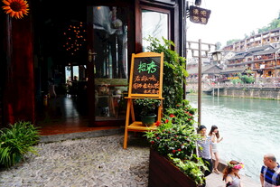 河边小店外的闲适景象