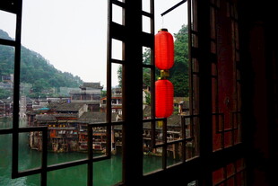 窗景中的中式风情与山水