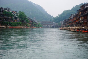 湘西河畔古村落风光