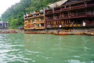 江边古色古香的临水建筑