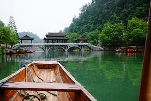 泛舟碧波赏中式山水美景