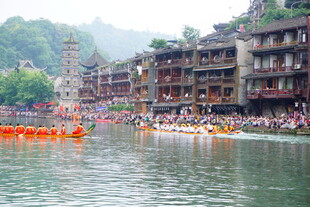 湘西河畔热闹的龙舟场景