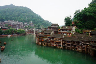湘西河畔古朴村落风光
