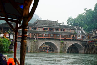 江上古桥与中式建筑景观