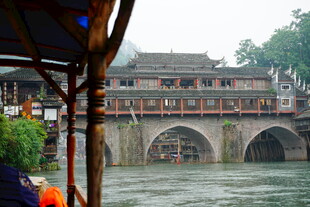 古桥流水旁的中式建筑
