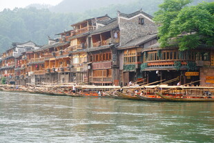 湘西河畔古朴吊脚楼景观