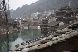 湘西古镇河畔古朴风光