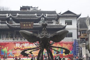 古街前的特色青铜雕塑