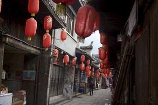 古巷红灯笼营造传统氛围