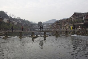 水乡石桥边的古朴景致