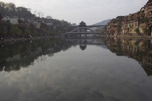 宁静湖面与岸边景致