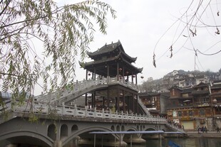 古桥畔的中式楼阁景观