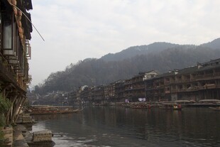 湘西水边古朴吊脚楼景观