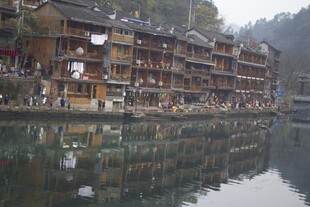 湘西水边吊脚楼风景