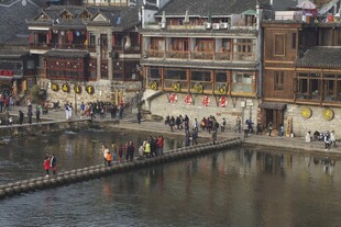 古街临水处的热闹景象