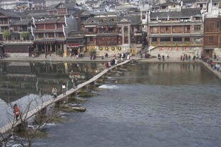 湘西凤凰古城水上跳岩