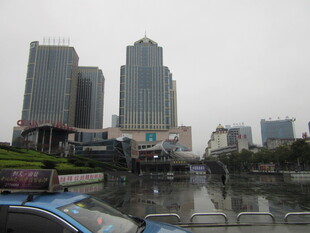 城市河畔的高楼景致