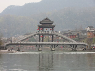 山水间的中式廊桥美景