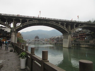 河畔桥梁风景