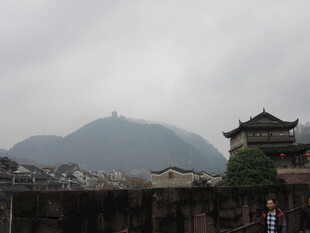 古建与远山的朦胧景致