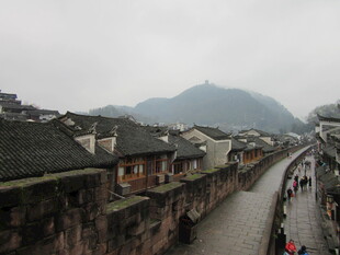 古镇沿河景 行人漫步其间