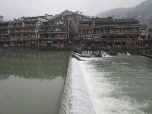 湘西凤凰古城河畔风景