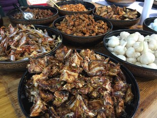 多样美味卤味齐聚一桌
