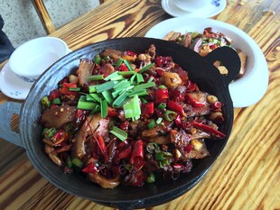 香辣美味的特色炒鸡