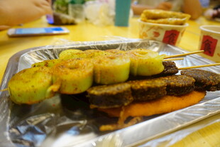 锡纸烤制的多样美味食物