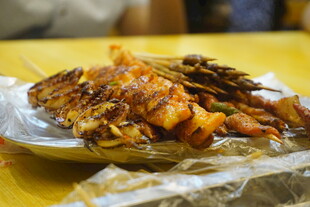 美味烤串摆于盘中