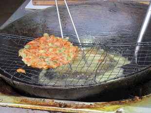 锅中煎炸美味肉饼