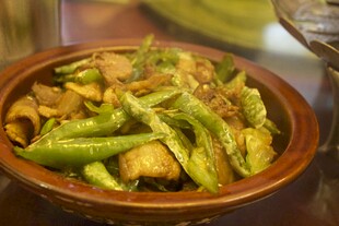 陶碗中的青椒炒肉