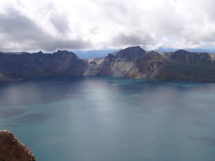 美丽高山湖泊壮丽景观