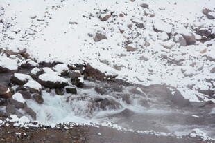 山间融雪溪流景象