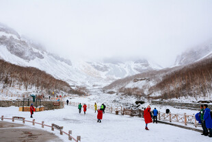 雪山雪地中的人群游玩场景