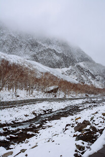雪山下的蜿蜒道路