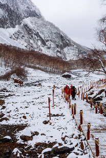 雪山徒步场景