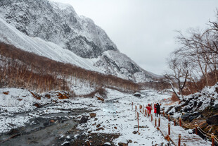 雪覆山川间的徒步小径