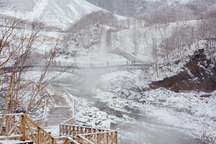冬日雪景中的静谧山间栈道