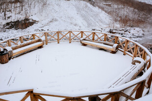 雪覆环形木栈道冬日美景